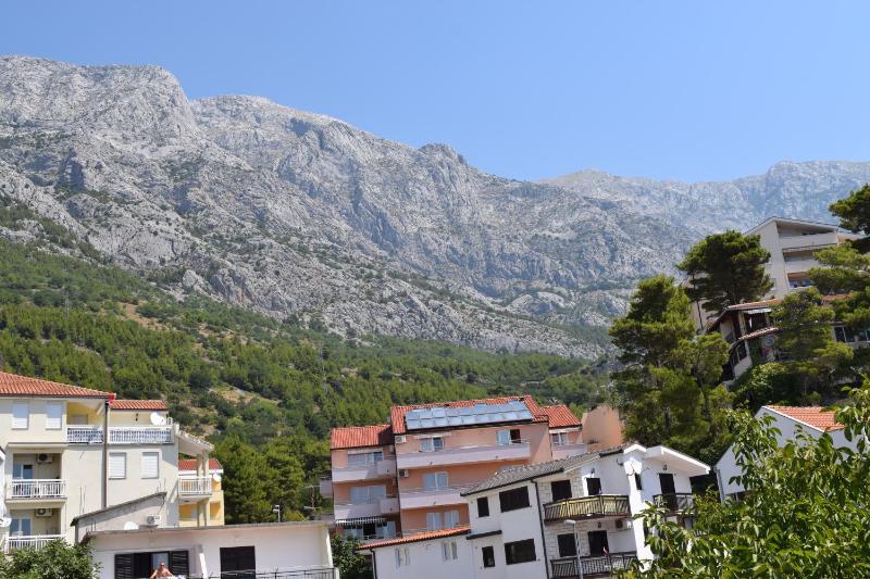 One-Bedroom Apartment with Balcony and  Mountain View image 2