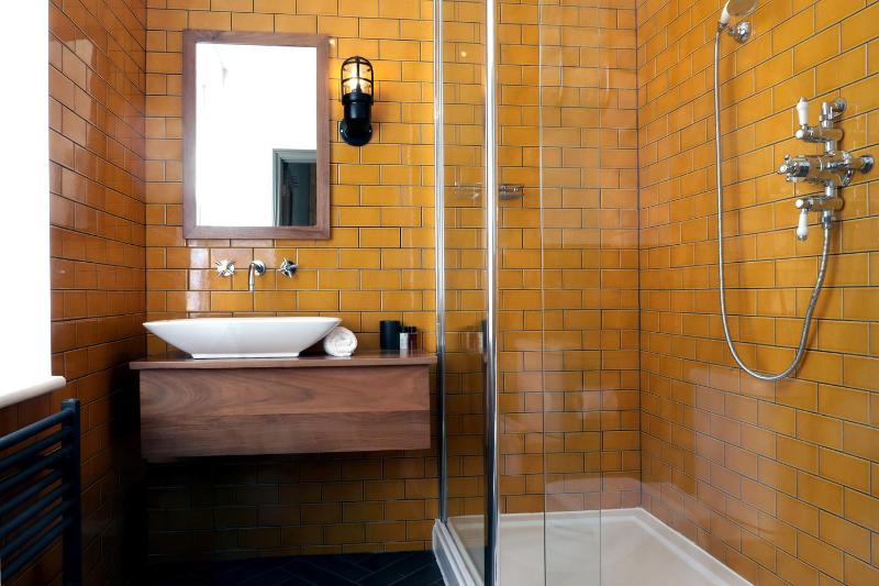 Superior King Room image 3