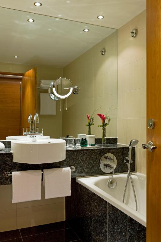 Superior Twin Room image 3