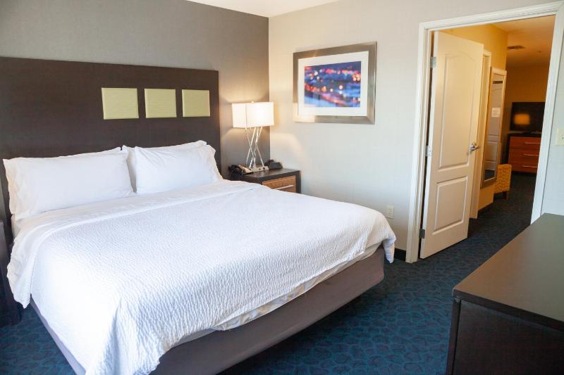 One-Bedroom Suite image 3