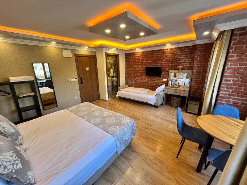 Deluxe Triple Room image 4