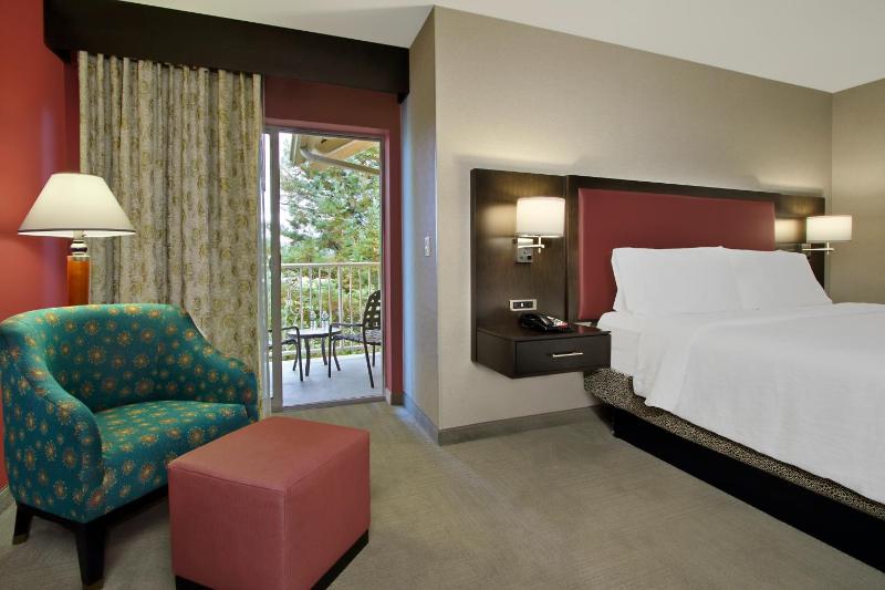 King Room with Balcony image 1