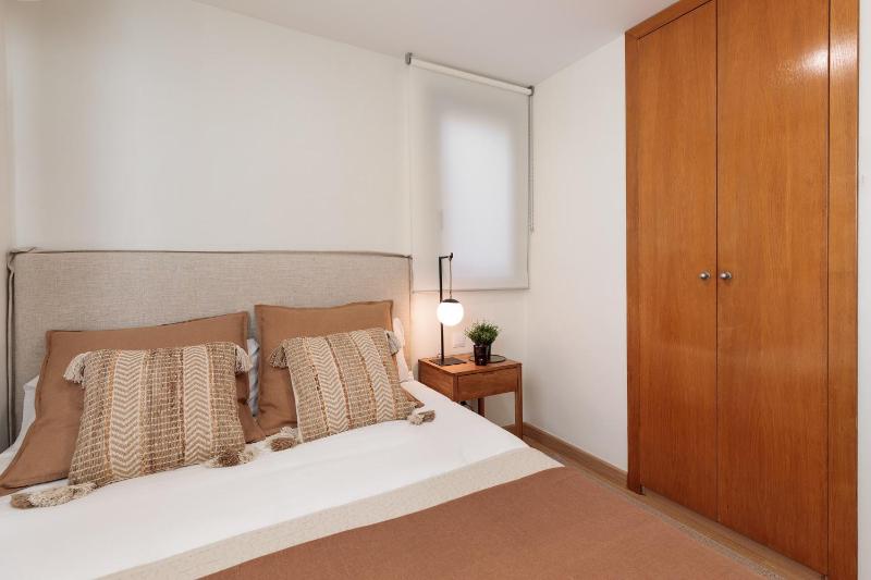 Rambla Paris Attic Apartment - image 13