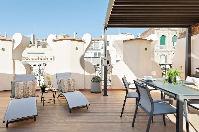 Rambla Paris Attic Apartment - image 14
