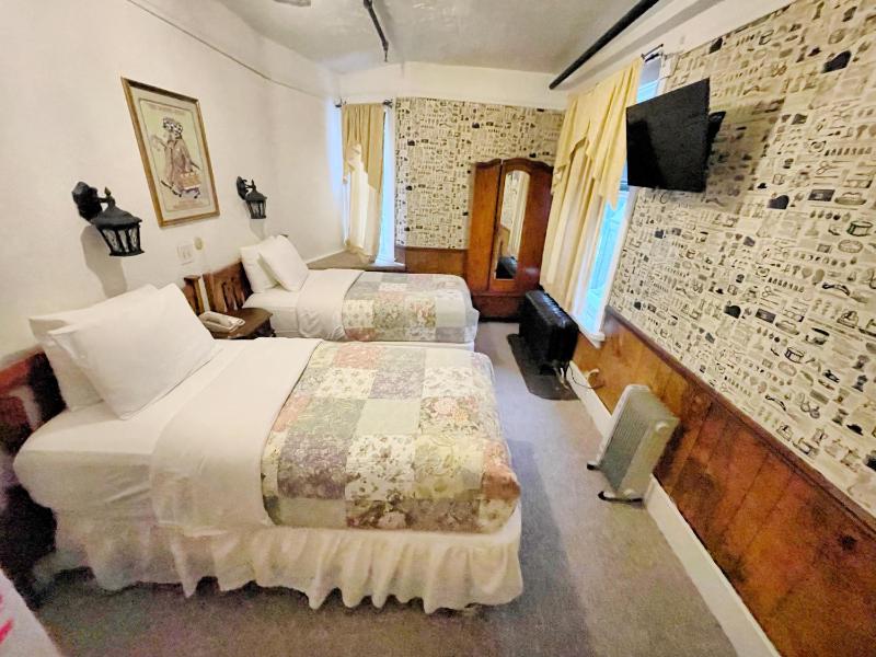 Economy Twin Room image 2