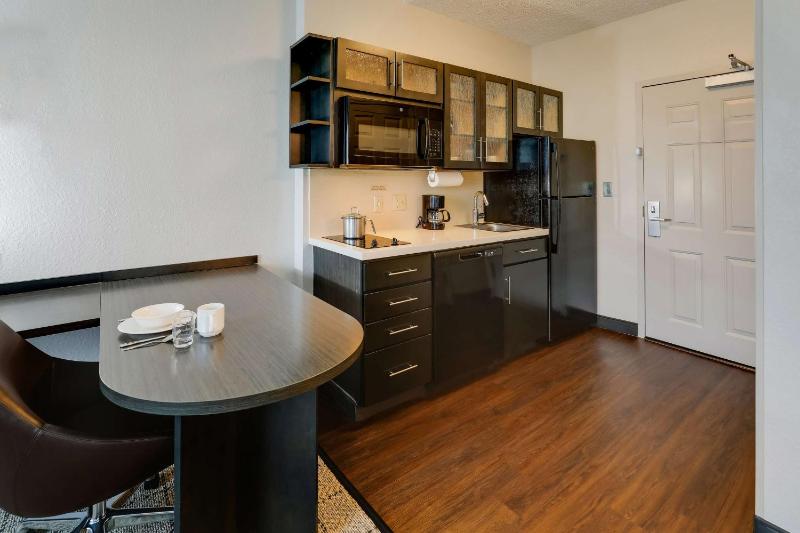 Queen Studio Suite image 3