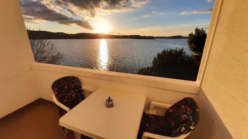 One-Bedroom Apartment with Balcony and Sea View image 3