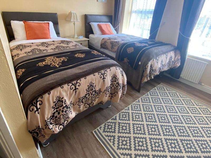 Twin Room image 1