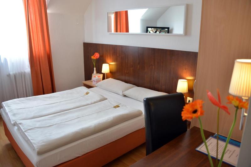 Double Room with Queen Bed image 2