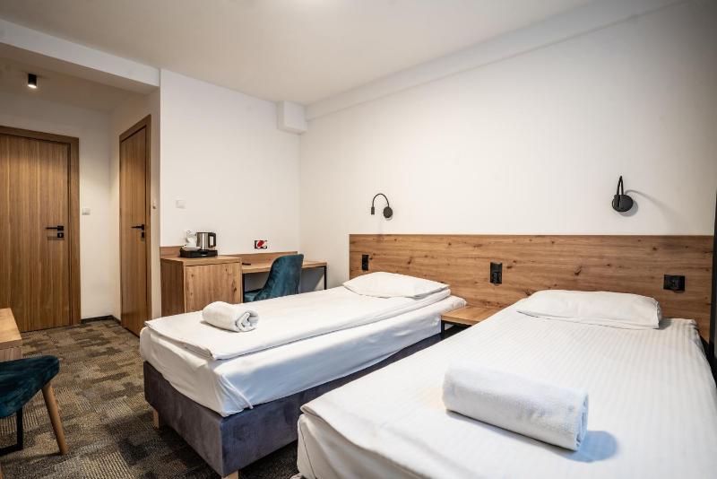 Economy Twin Room image 3
