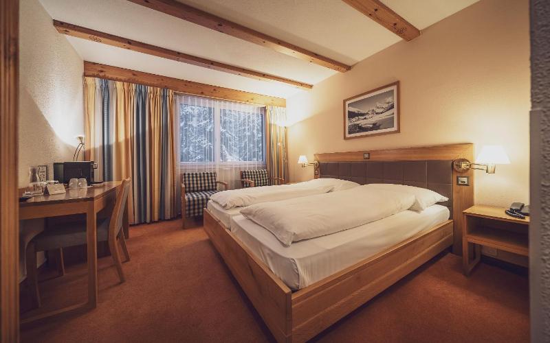 Classic Double Room image 4