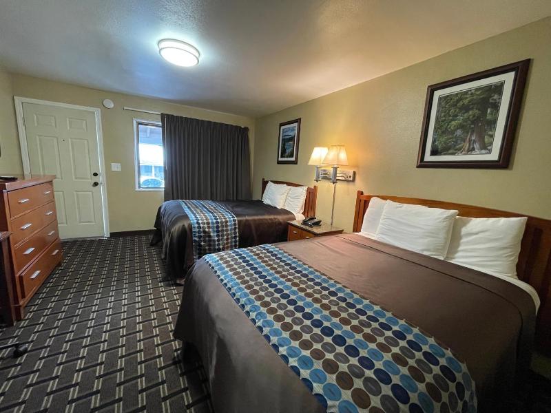 Room with Two Double Beds image 2