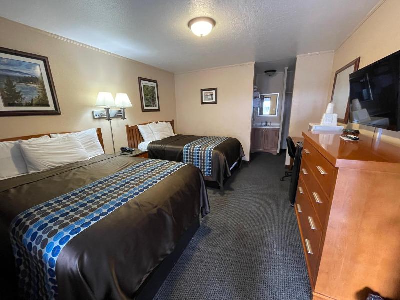 Room with Two Double Beds image 3