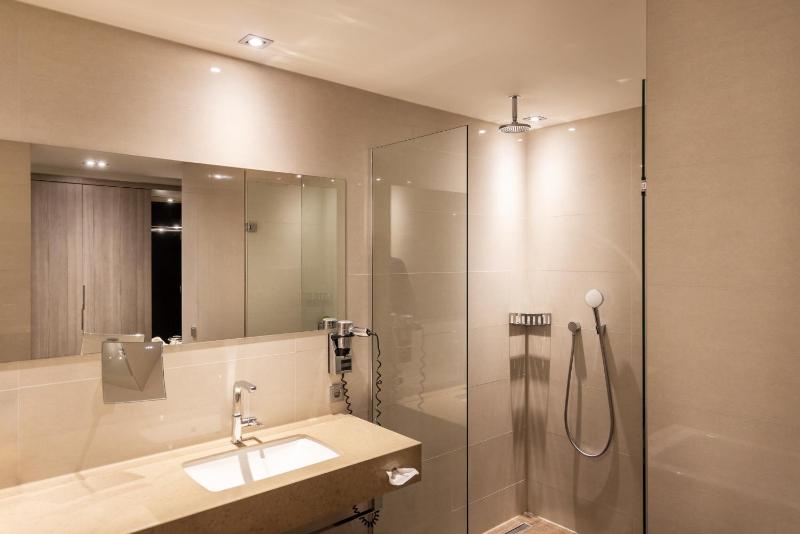 Superior King Room image 4
