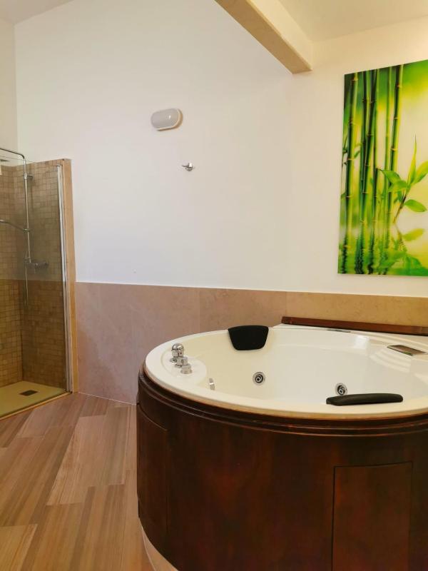 Double Room with Spa Bath image 1