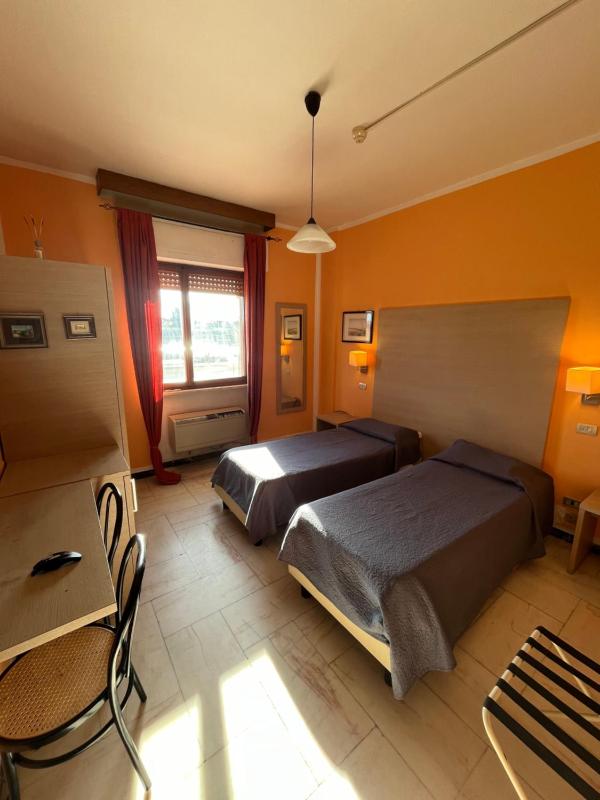 Twin Room with Bathroom image 4