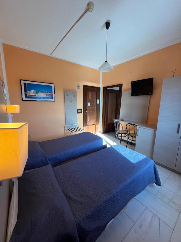 Twin Room with Bathroom image 3