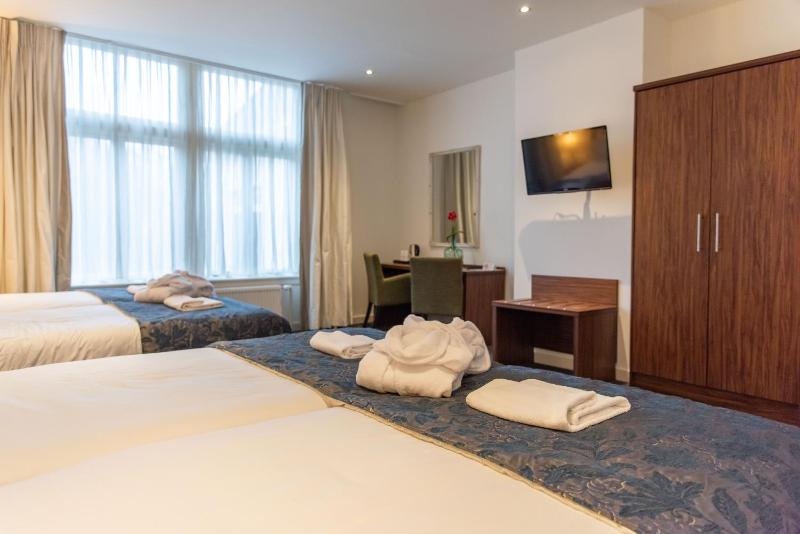 Quadruple Room image 4