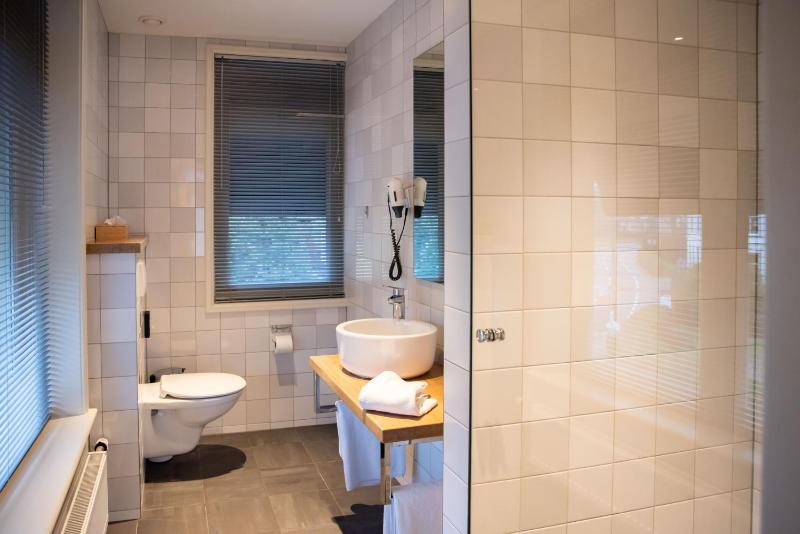 Twin Room image 4