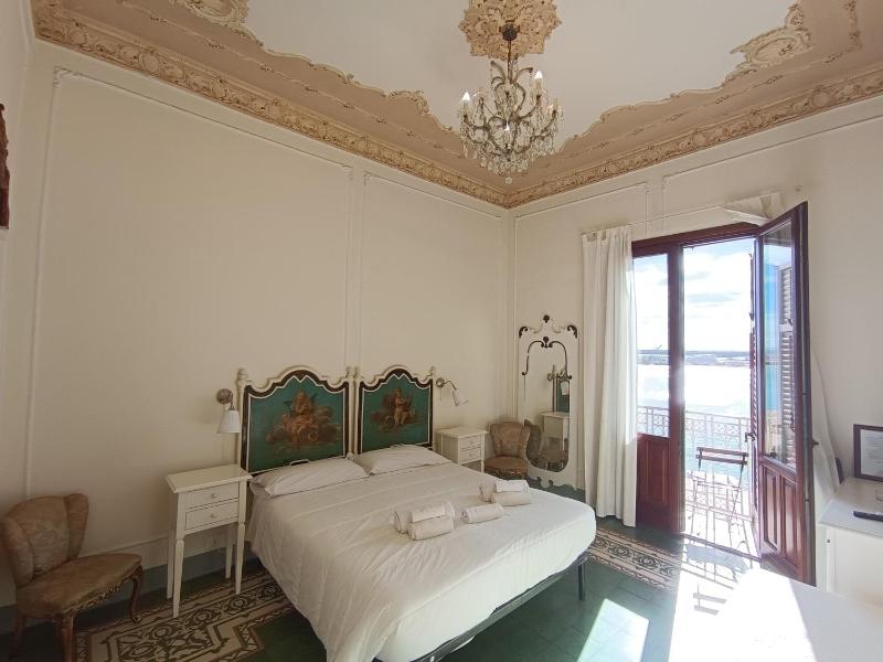 Double Room with Balcony and Sea View image 4