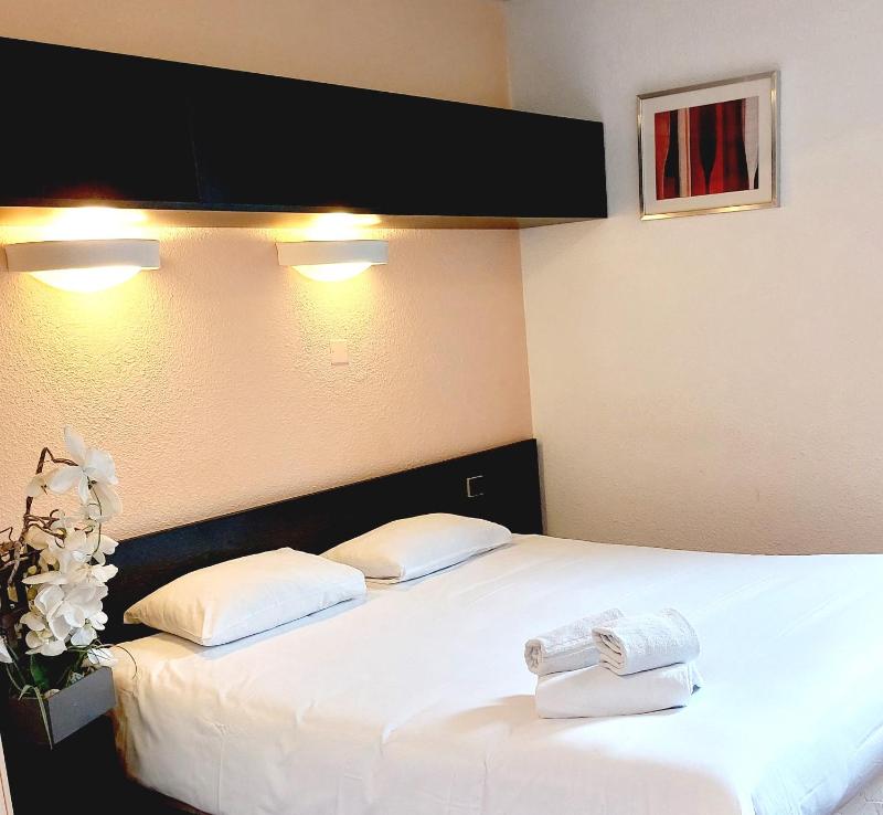 Double Room image 3