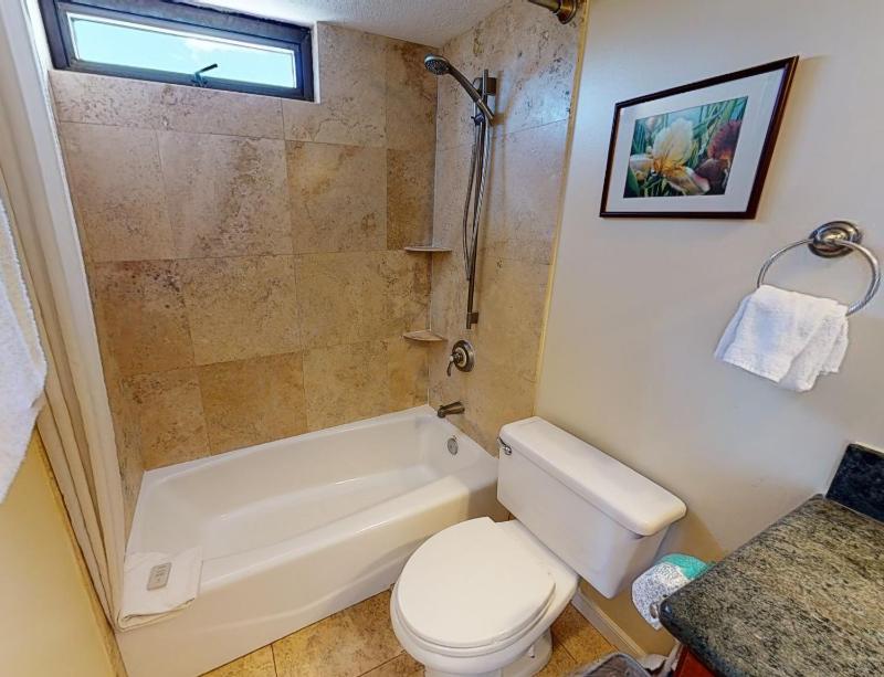 36th Floor Deluxe Ocean View Condo with Free Parking & Wifi condo - image 3