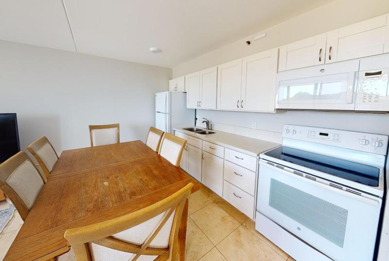 Sleek & Modern 32nd Floor Condo at the Waikiki Banyan - Free parking! - image 6