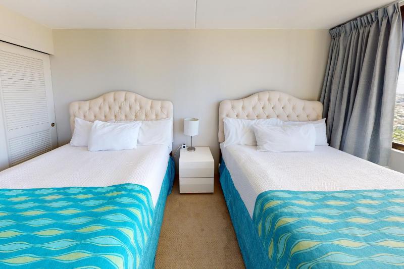 Sleek & Modern 32nd Floor Condo at the Waikiki Banyan - Free parking! - image 16