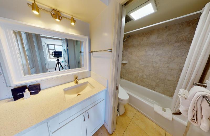 Sleek & Modern 32nd Floor Condo at the Waikiki Banyan - Free parking! - image 7