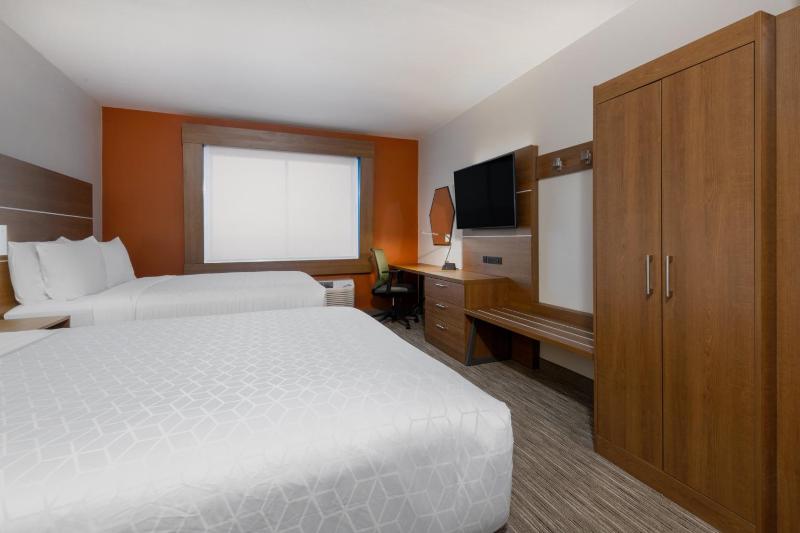 Standard Queen Room with Two Queen Beds and Roll-In Shower - Mobility Access image 4