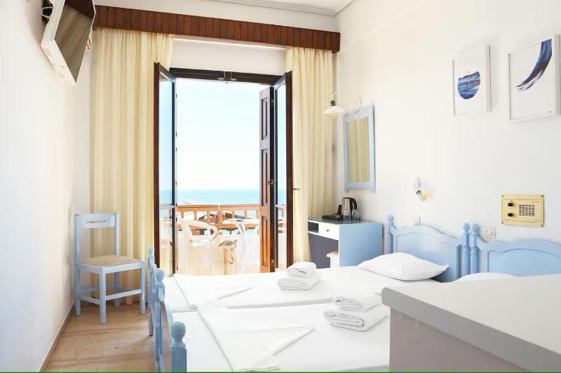 Double or Twin Room with Sea View image 3