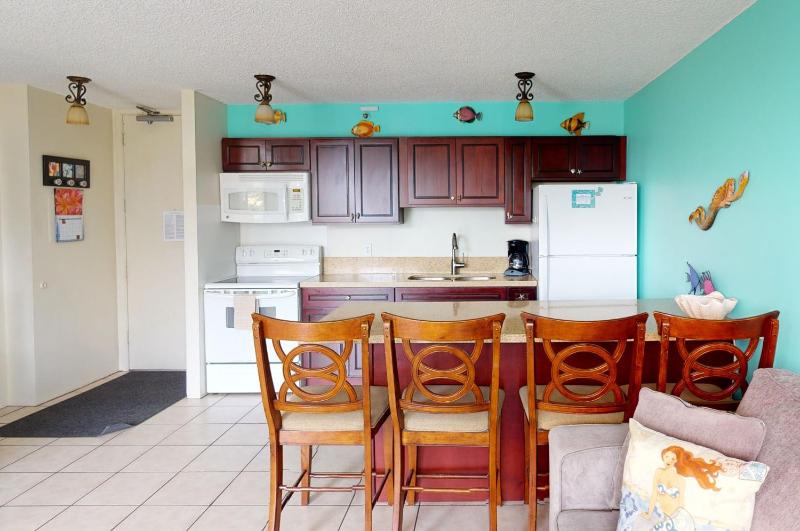 Deluxe Condo Near Waikiki Beach - Free Parking - image 8