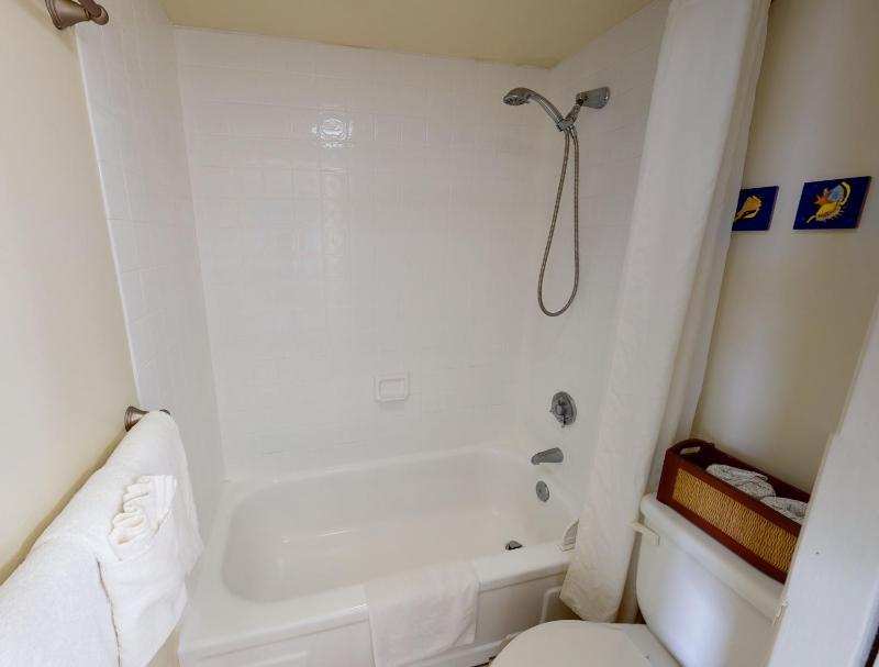 Deluxe Condo Near Waikiki Beach - Free Parking - image 11