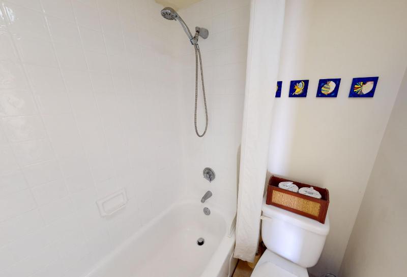 Deluxe Condo Near Waikiki Beach - Free Parking - image 5