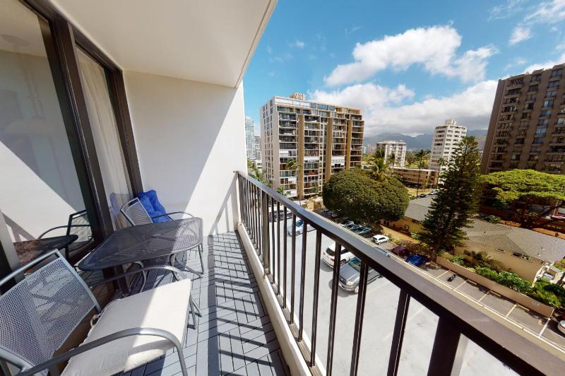 Deluxe Condo Near Waikiki Beach - Free Parking - image 3