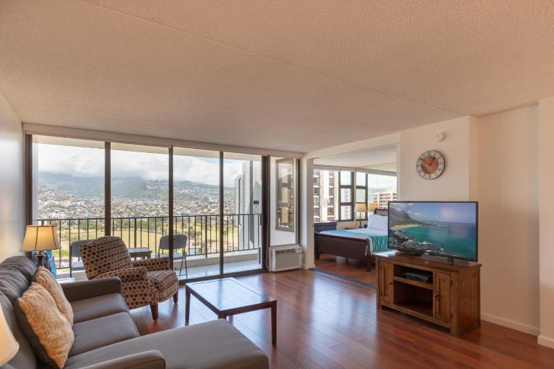 21st Floor Condo With View of Ko'olau Mountains and the Ala Wai Canal condo - image 8