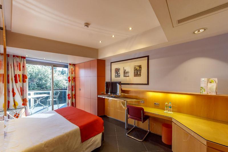 Superior Double or Twin Room with Balcony image 4