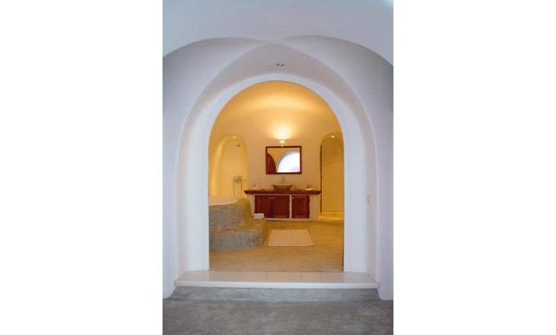 Deluxe Suite with Jacuzzi image 4
