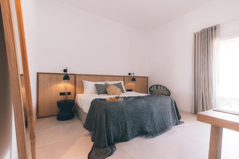 Standard Double Room image 3
