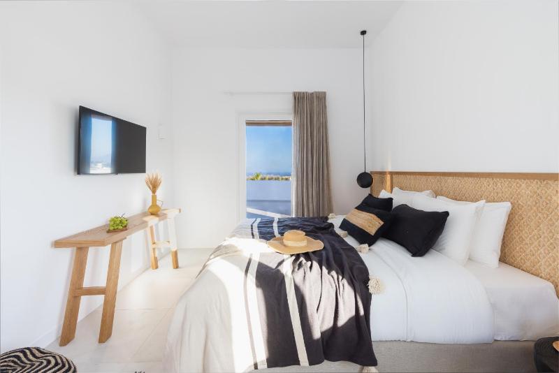 Junior Suite with Outdoor Hot Tub & Horizon View image 4