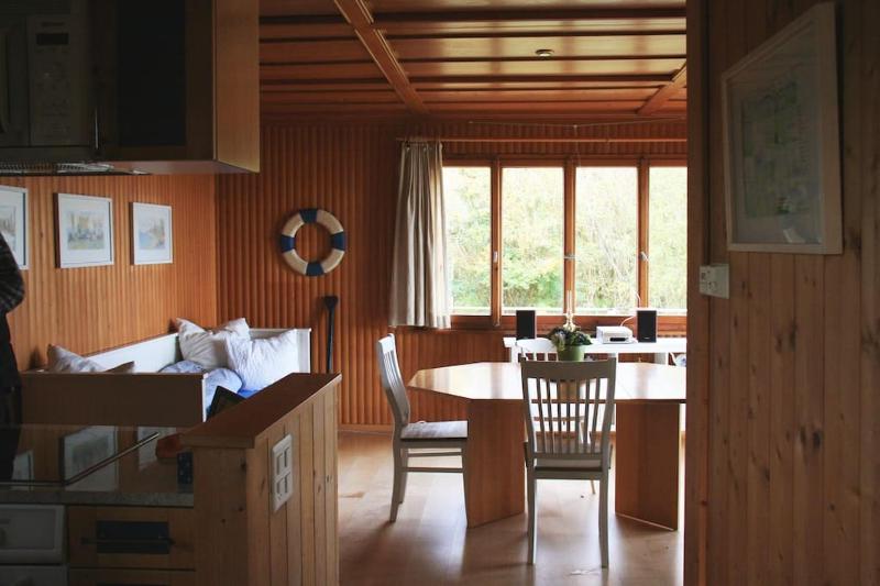 Haus am Seeufer mit Veranda in natürlicher Umgebung Images