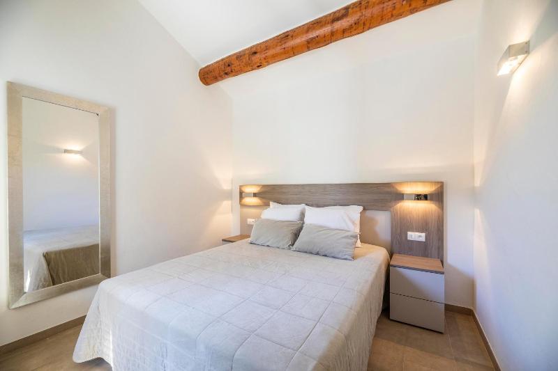 One-Bedroom Villa - Scrubland Side image 3