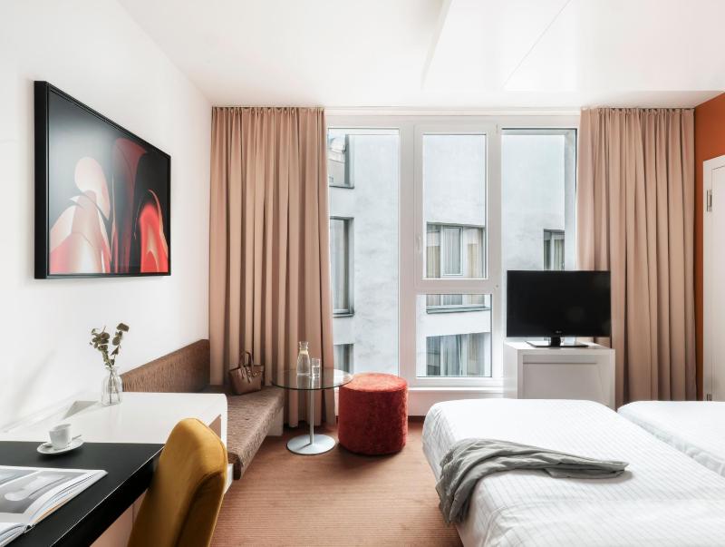 Superior Courtyard Room image 4