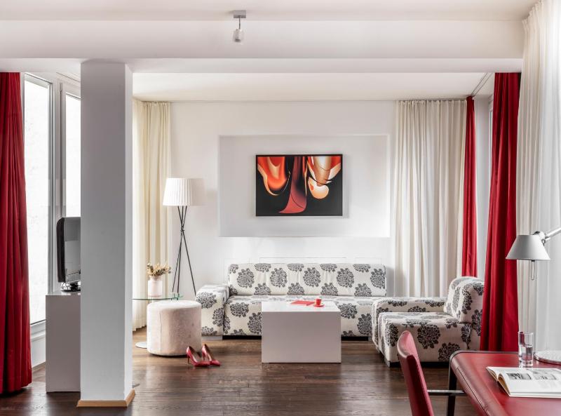 Senior Suite (with access to Rooftop Lounge) image 1