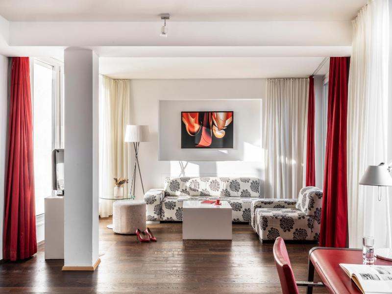 Senior Suite (with access to Rooftop Lounge) image 2