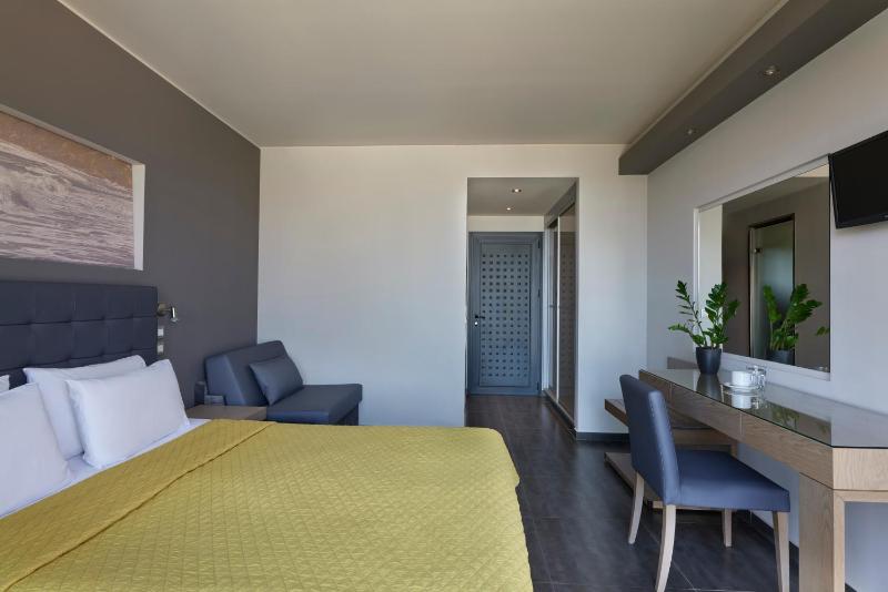 Superior Double or Twin Room with Sea View image 3