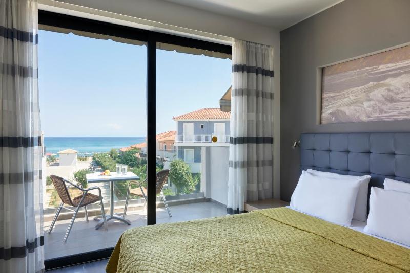 Superior Double or Twin Room with Sea View image 1