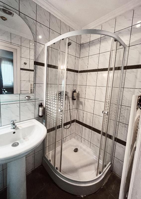 Standard Double Room image 3