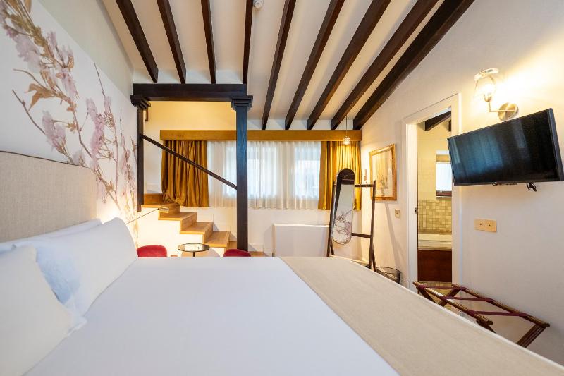 Double Room image 4