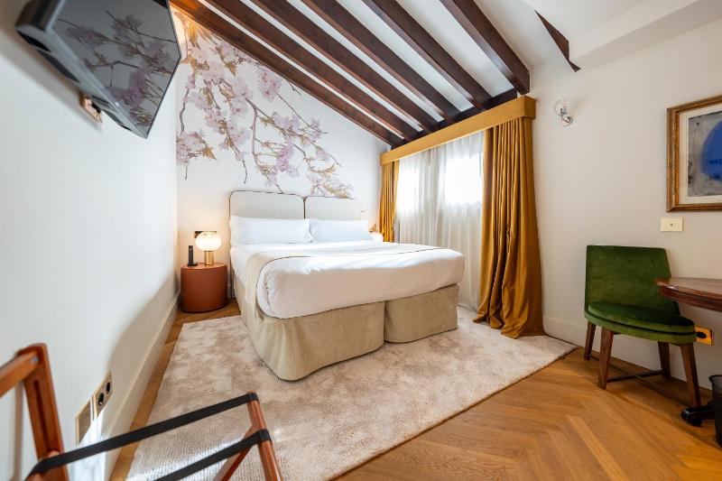 Double Room image 3